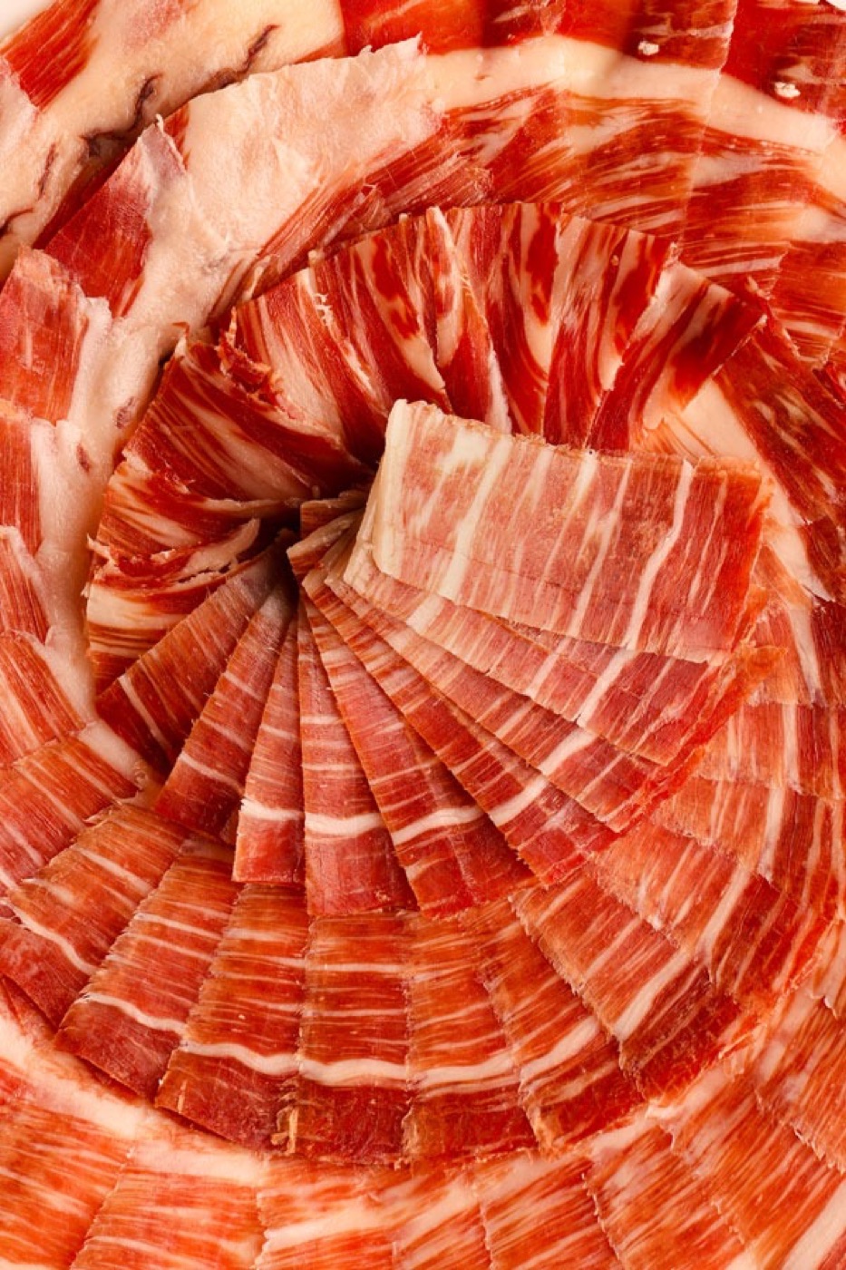 Pétalos de jamón ibérico cortados finos, vistos de cerca